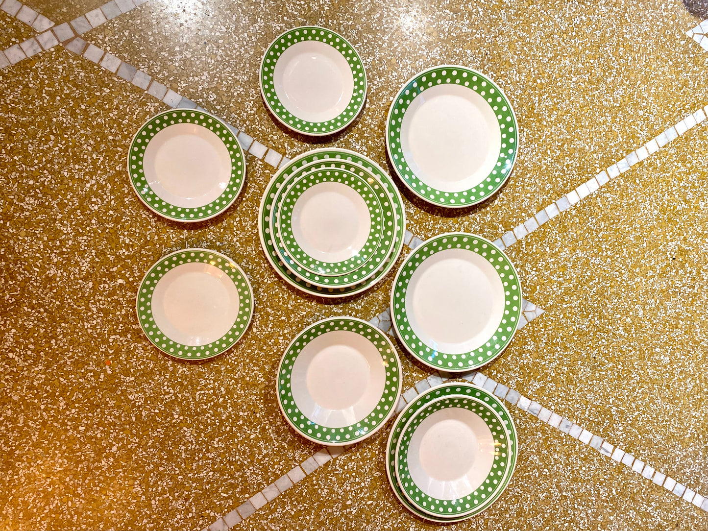 Babette - Service de 12 assiettes à pois pour 4 personnes