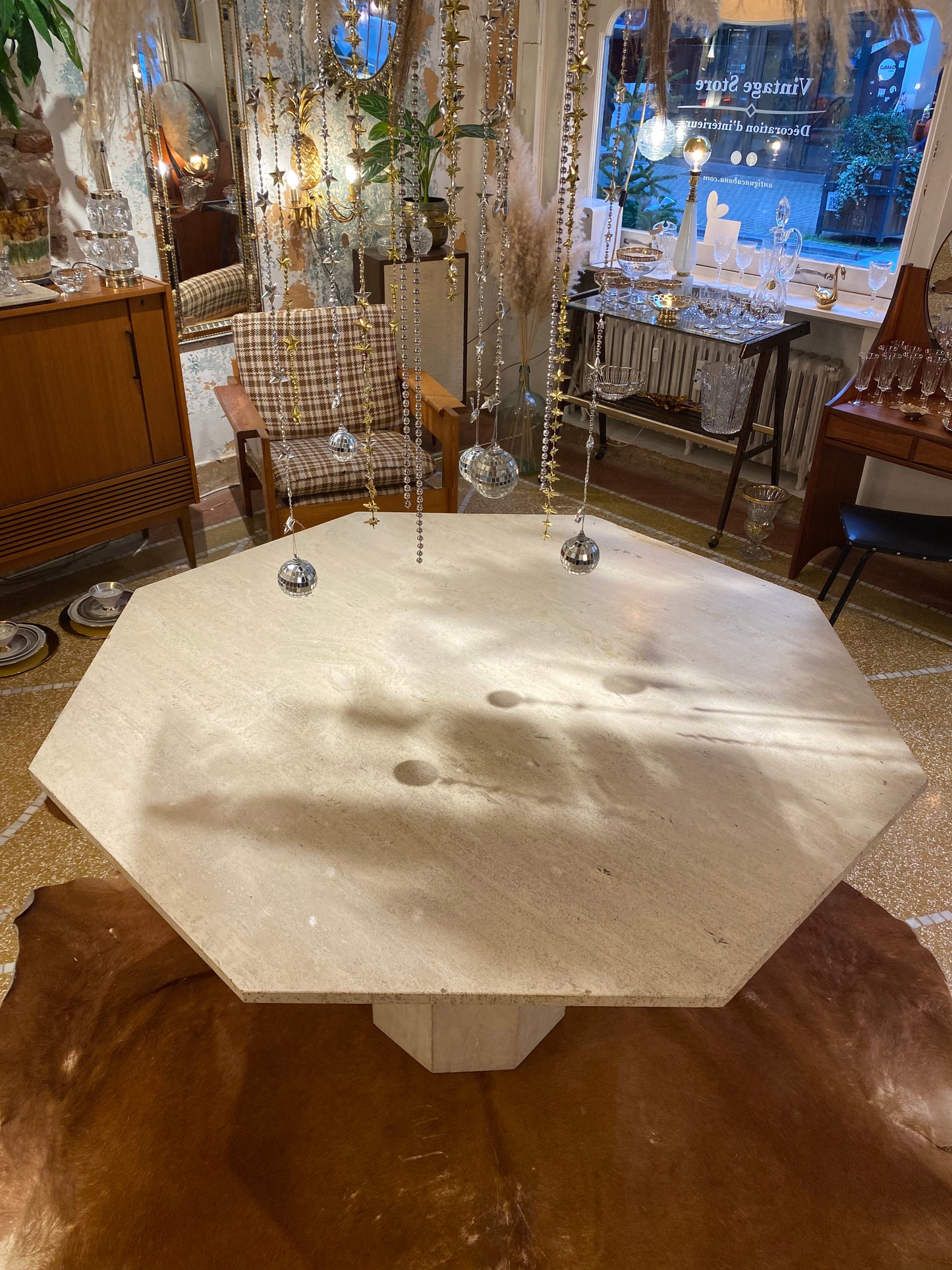 Enola - Table à manger octogonale en travertin