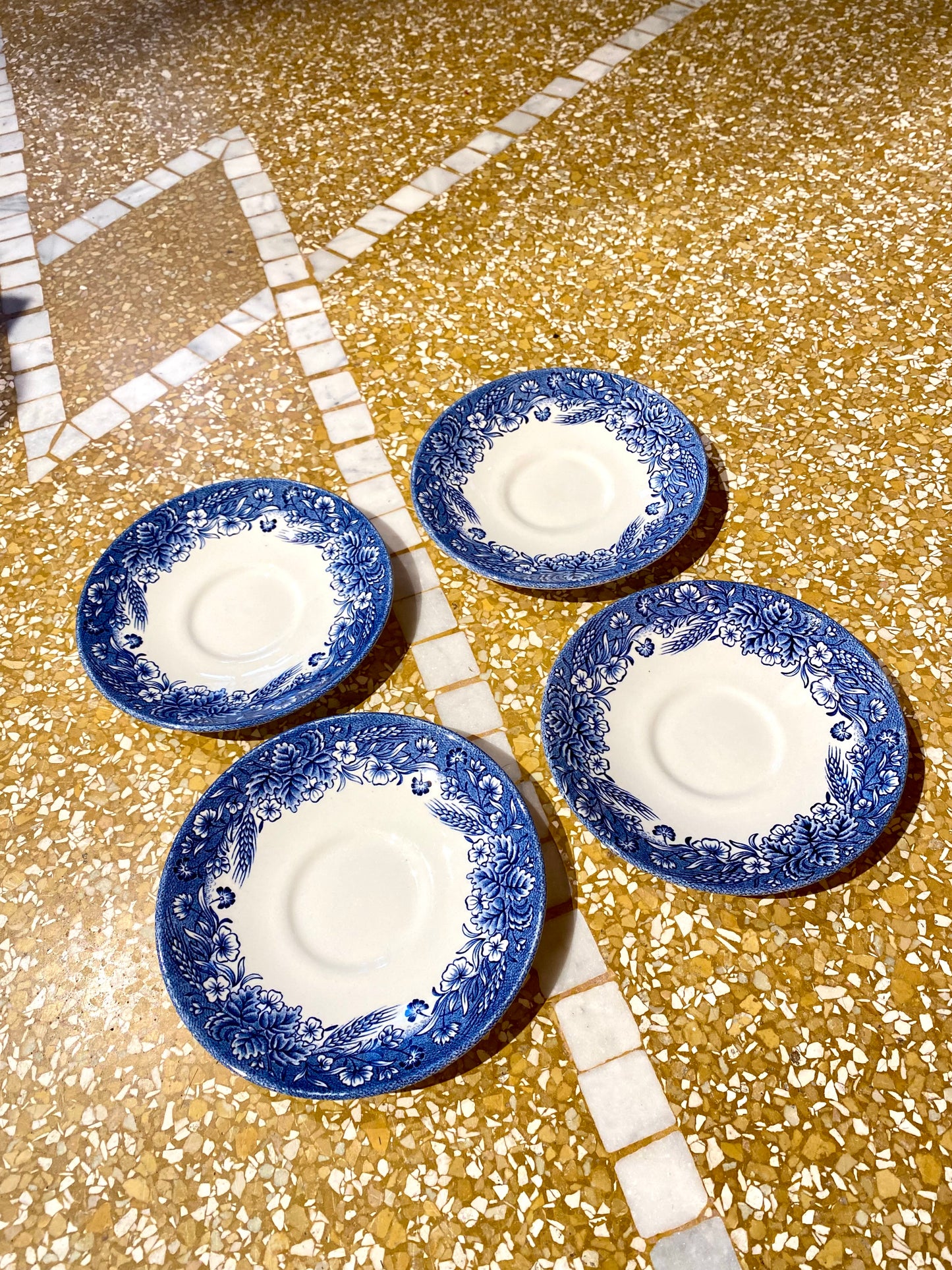 Lot de 4 sous tasses Churchill England