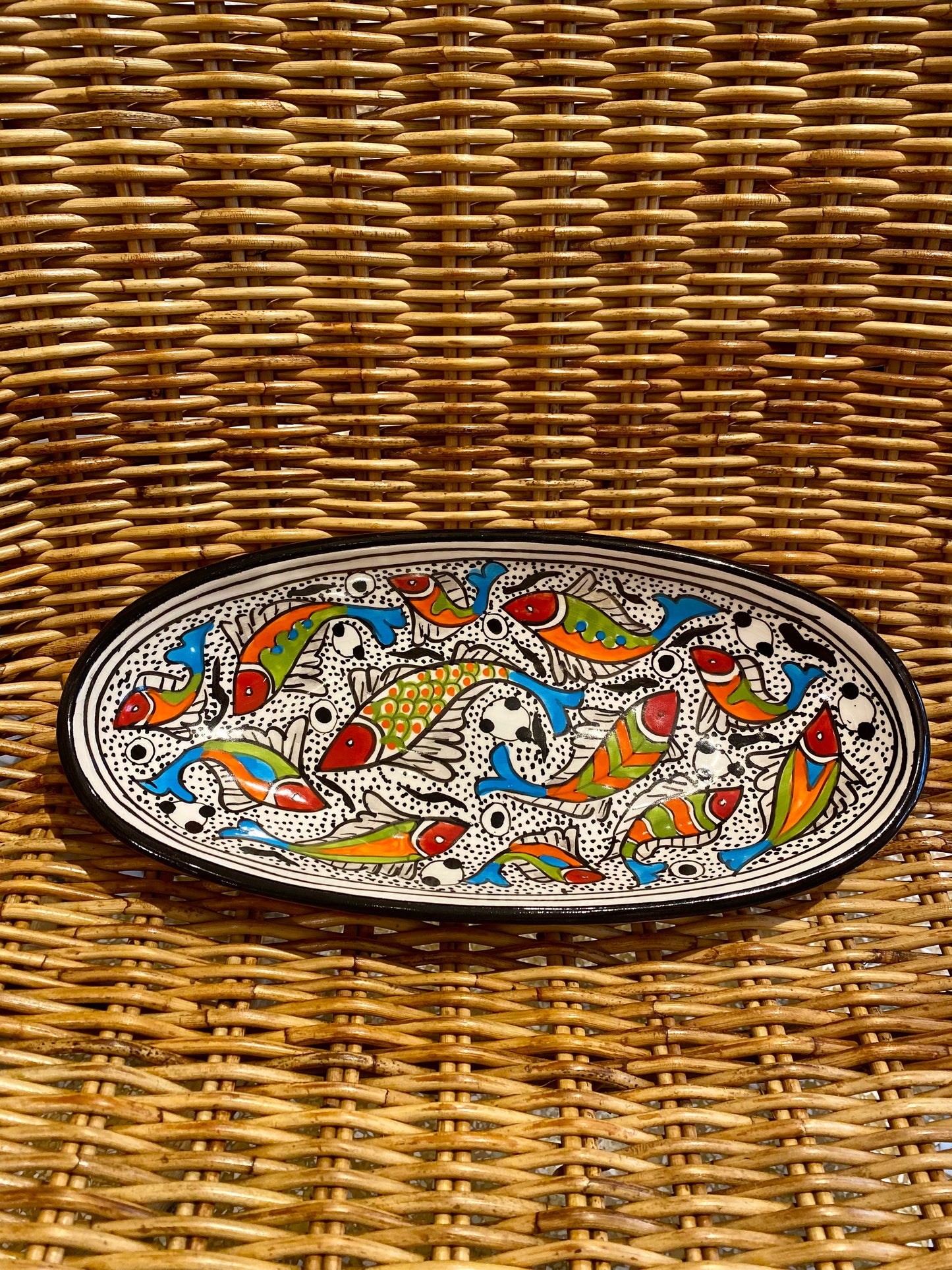 Plat tunisien décor poissons – Poterie Slama (Nabeul)