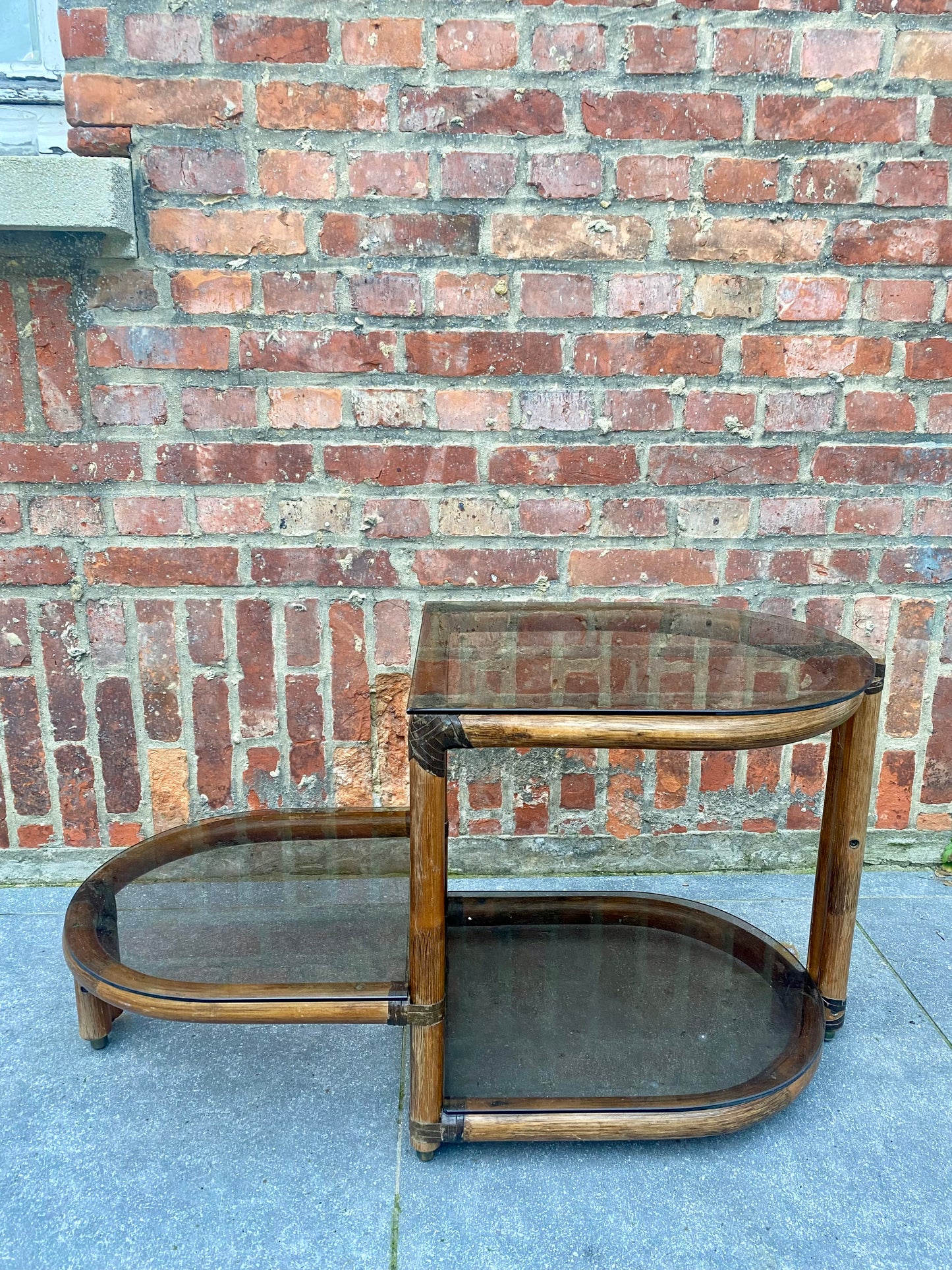 Etagère en rotin et verre fumé