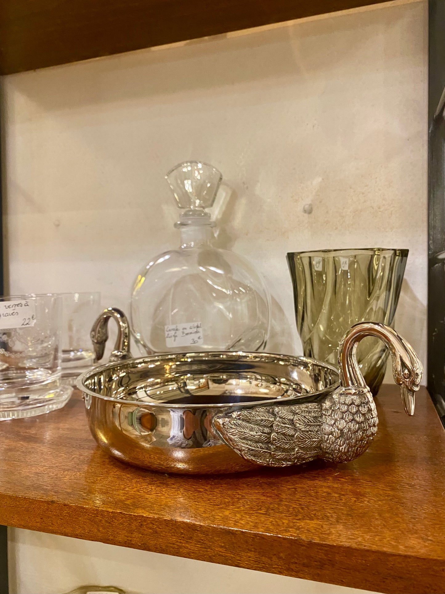 Coupe poinçonnée décor aux cygnes