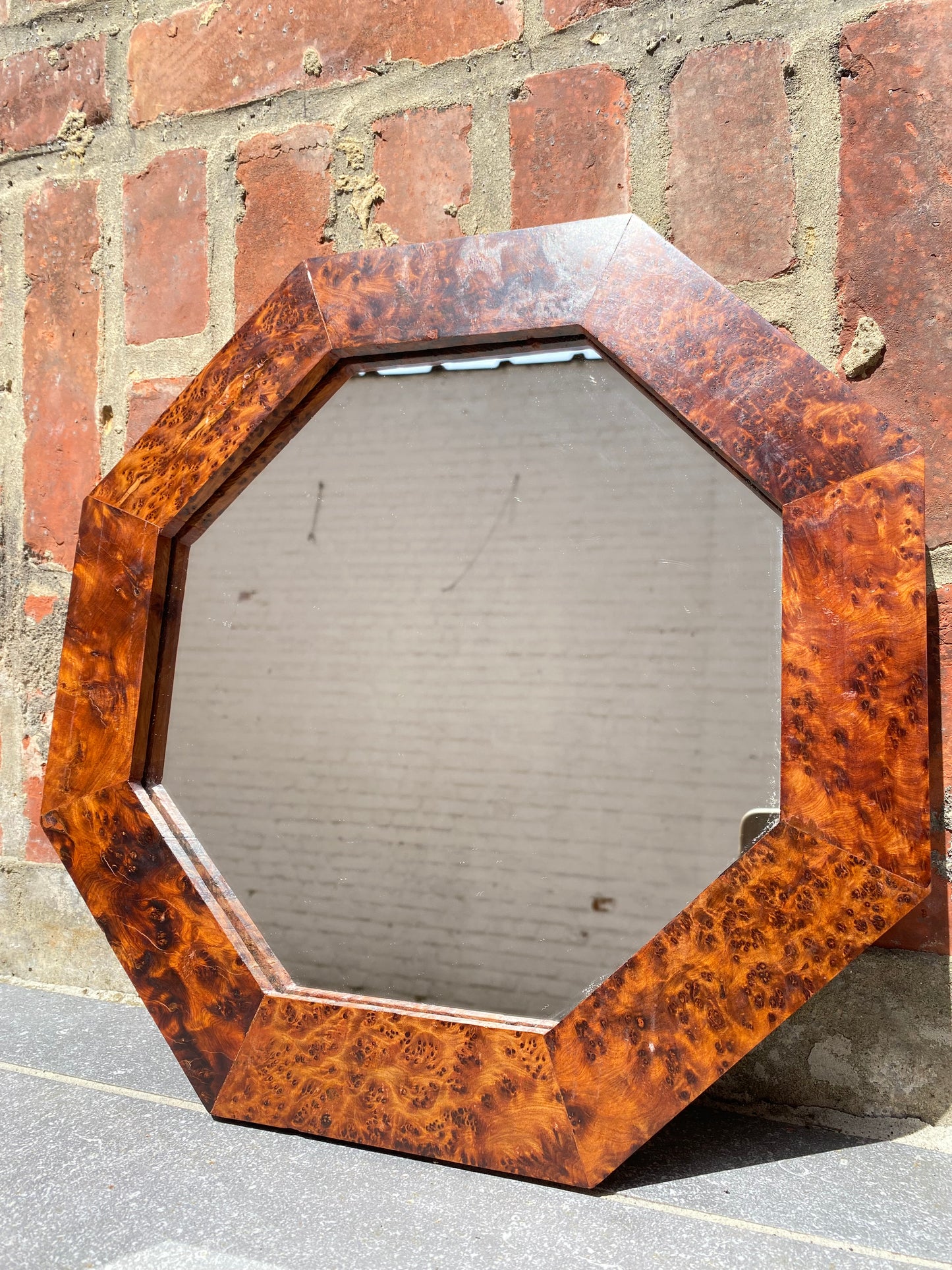 Miroir octogonal en loupe de noyer – 35,5 cm