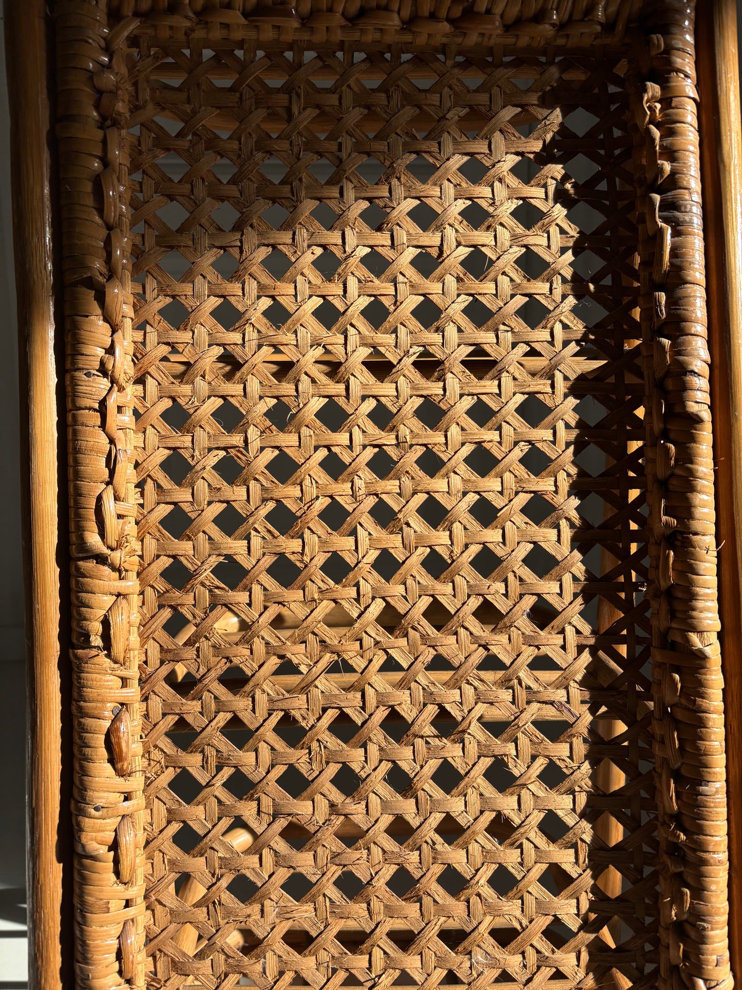 Étagère vintage en rotin et cannage – années 70