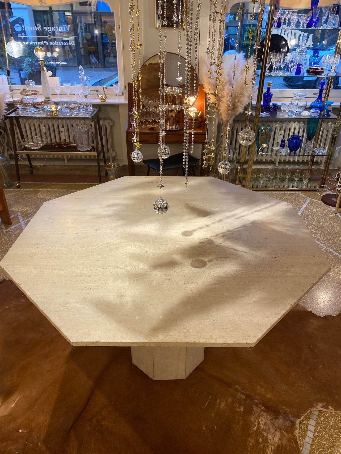 Enola - Table à manger octogonale en travertin