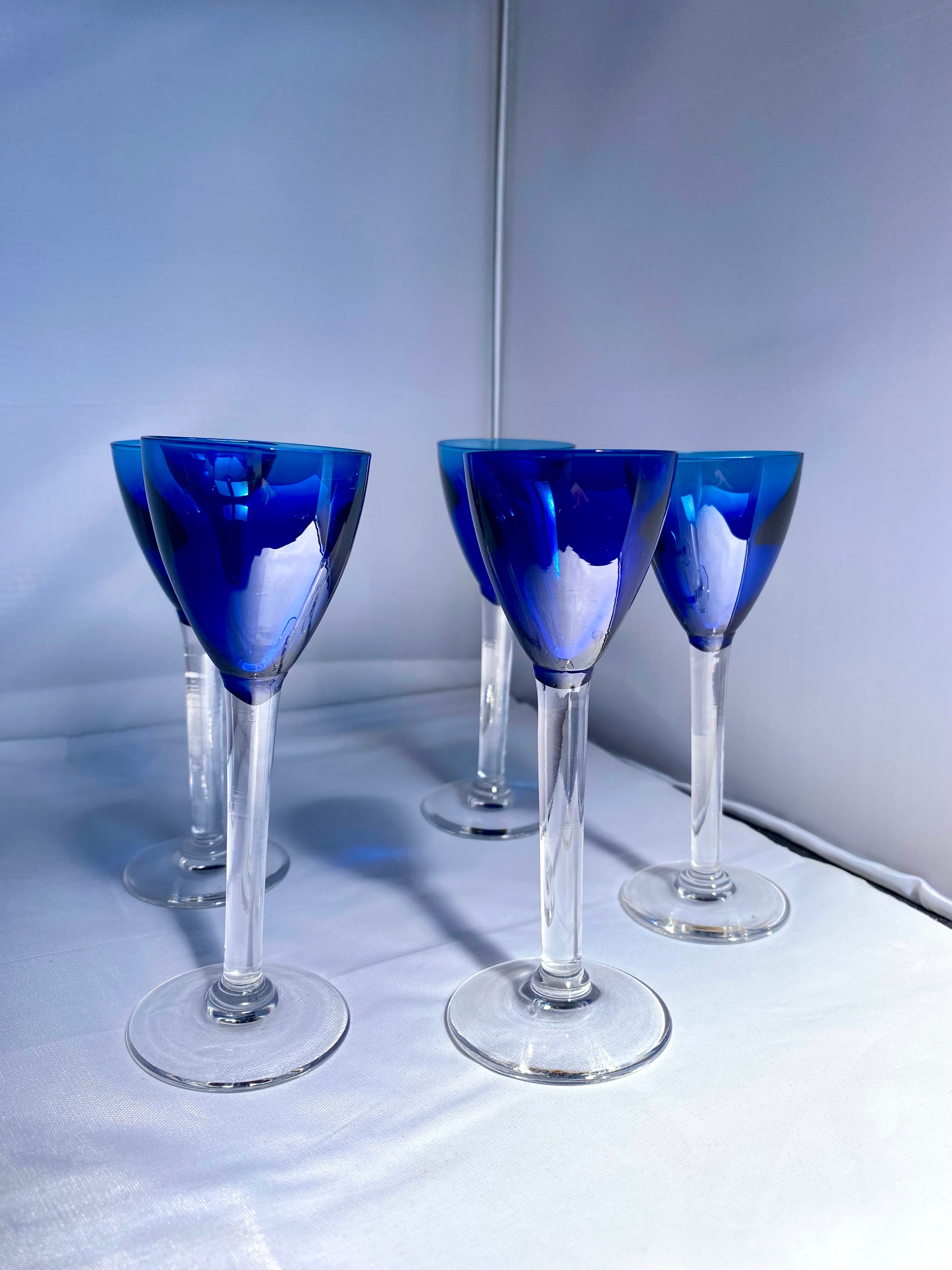 4 petits verres anciens à pied bleu - Arts de la table 4 petits verres anciens à pied bleu - Arts de la table