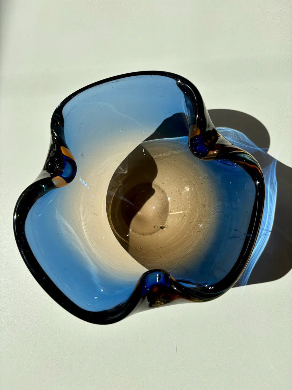 Vide-poche / cendrier en verre de Murano bleu et ambre 1960-70