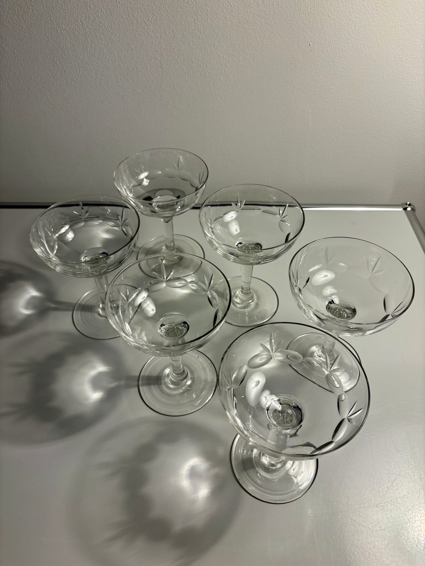Lot de 6 coupes à champagne en verre gravé
