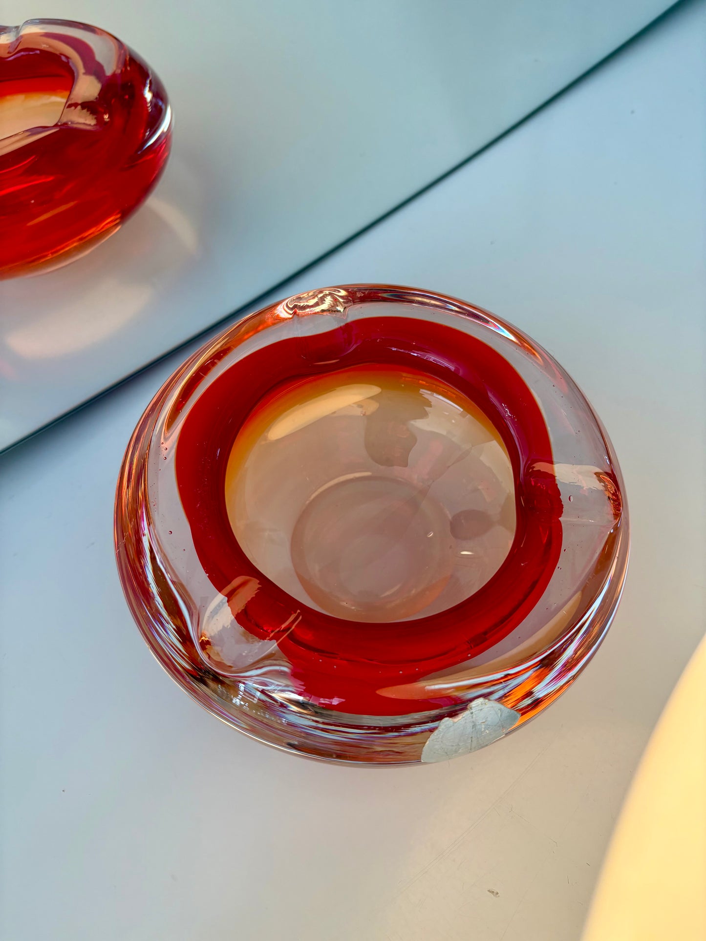 Cendrier bicolore en verre soufflé – Braine-le-Comte