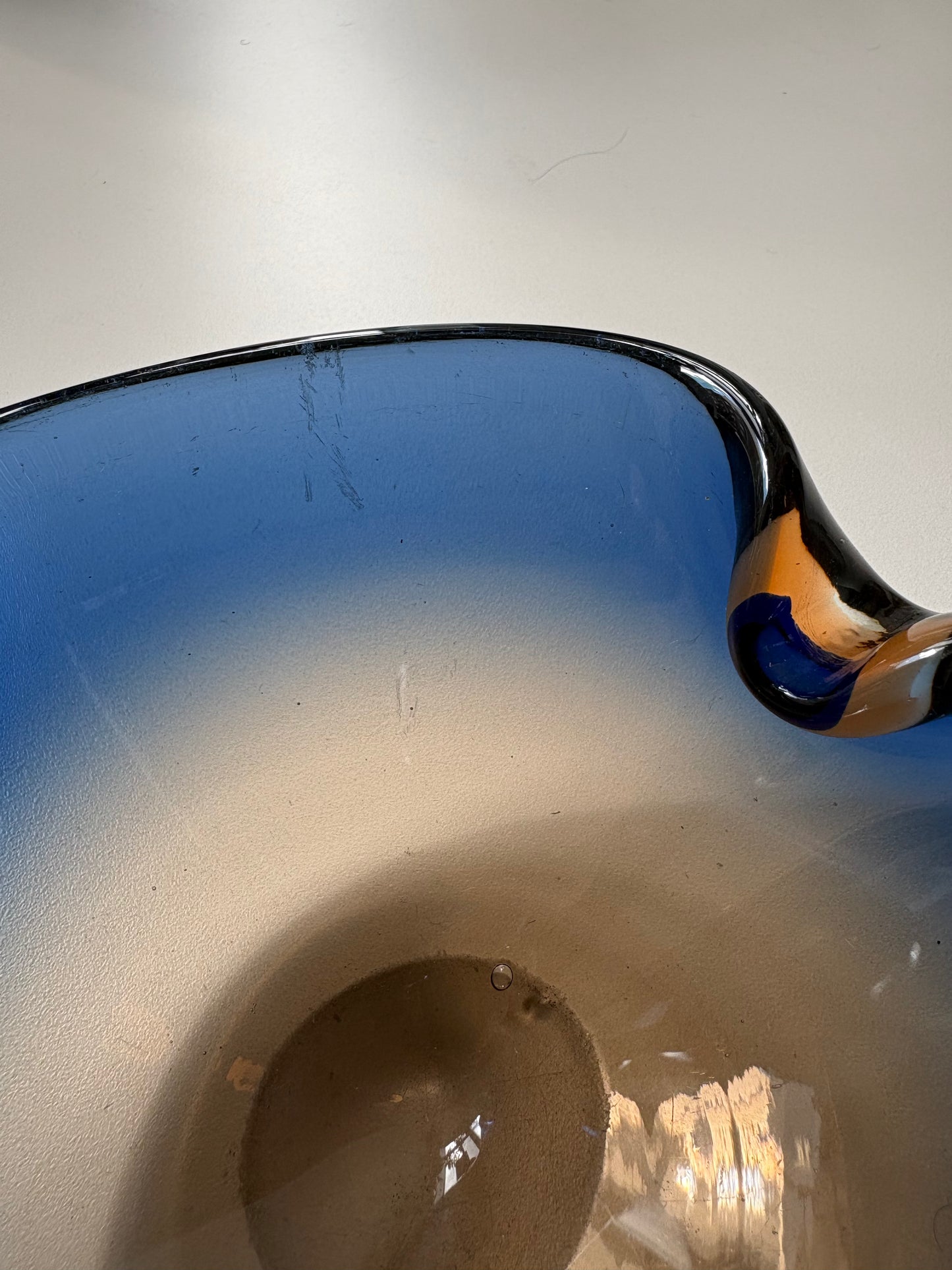Vide-poche / cendrier en verre de Murano bleu et ambre 1960-70
