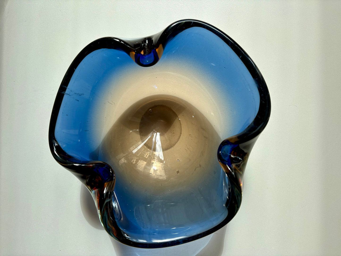 Vide-poche / cendrier en verre de Murano bleu et ambre 1960-70