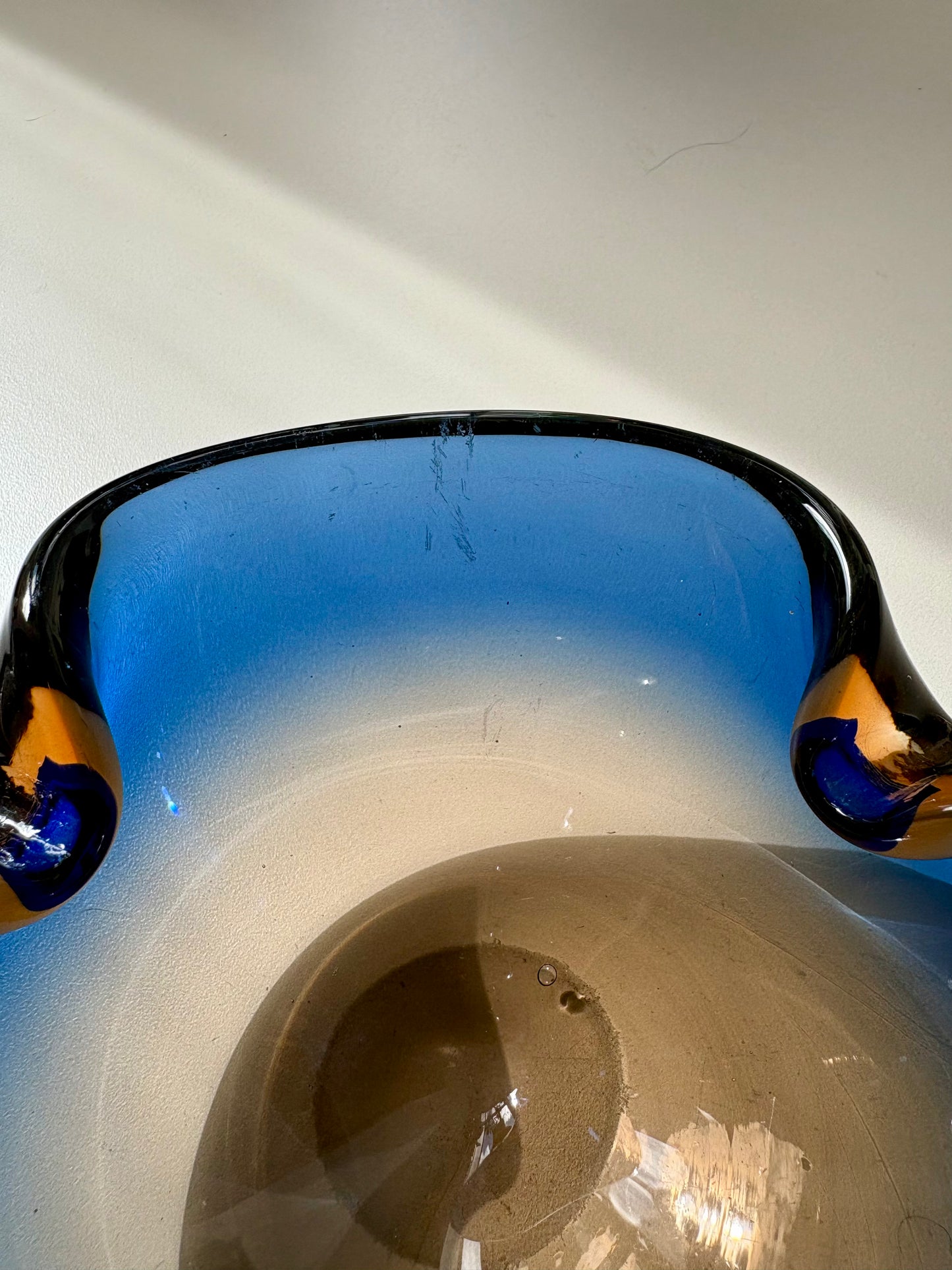 Vide-poche / cendrier en verre de Murano bleu et ambre 1960-70