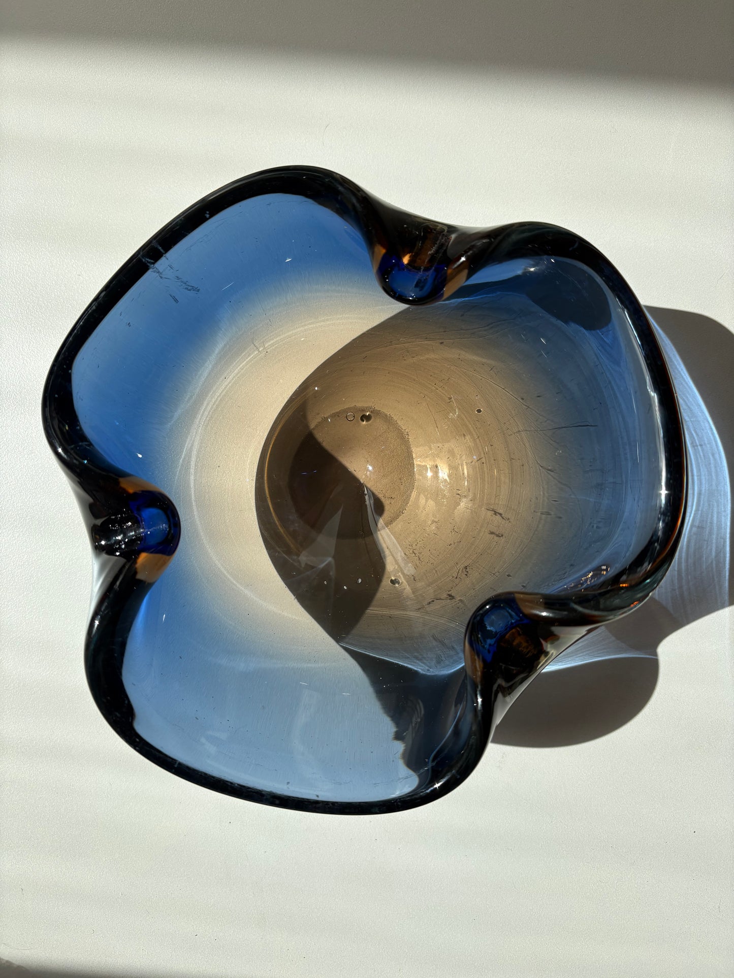 Vide-poche / cendrier en verre de Murano bleu et ambre 1960-70
