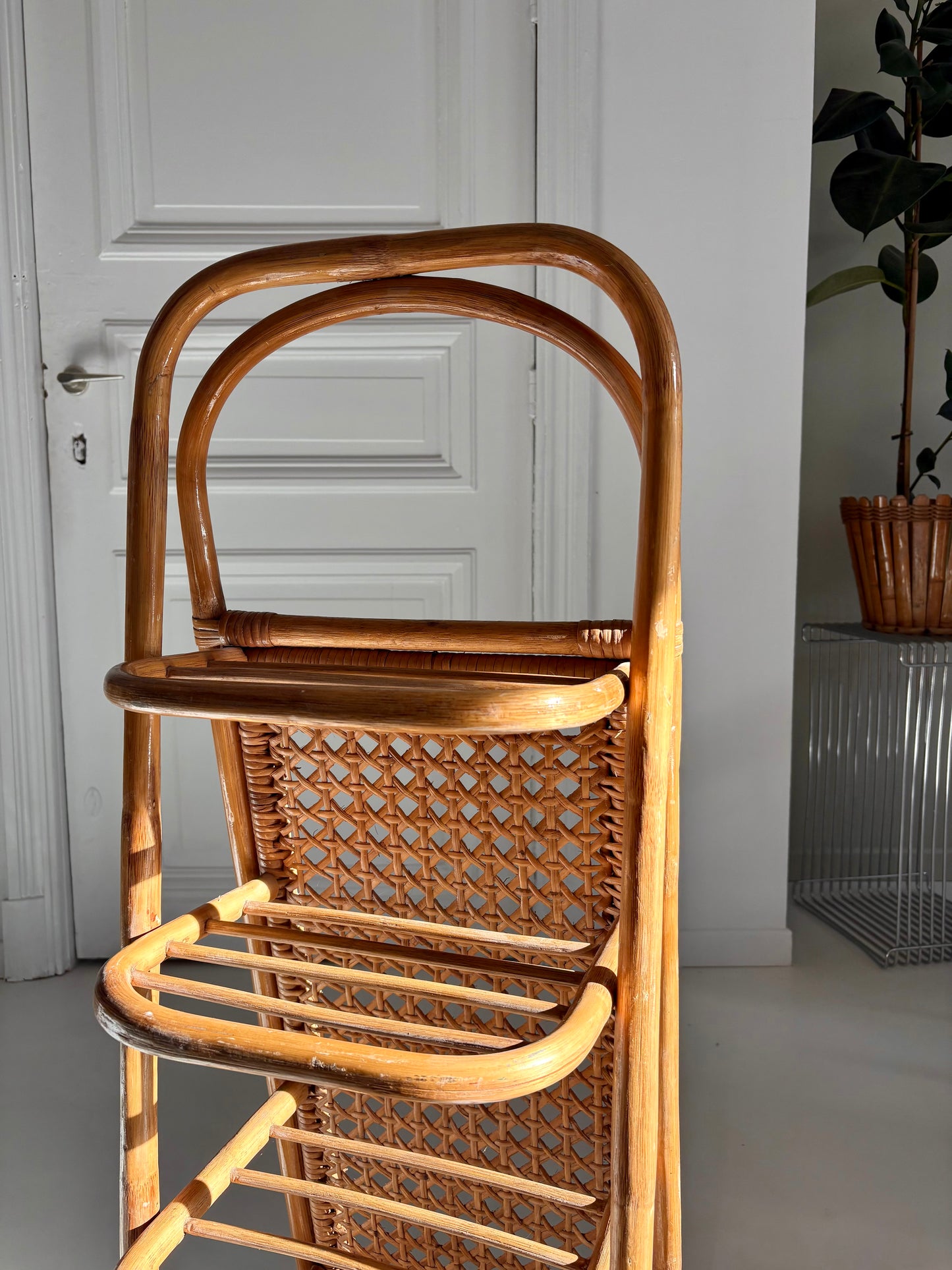 Étagère vintage en rotin et cannage – années 70