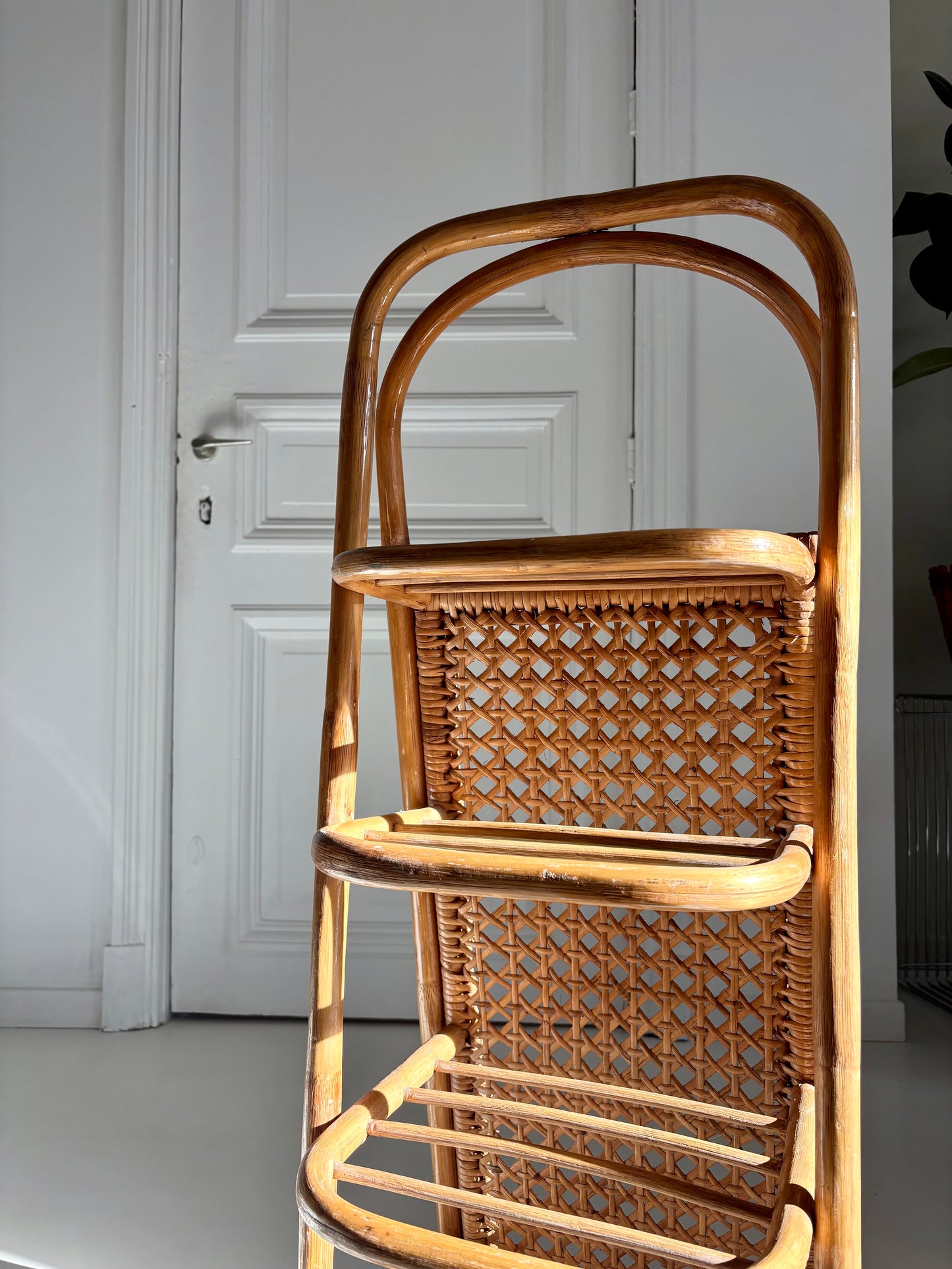 Étagère vintage en rotin et cannage – années 70