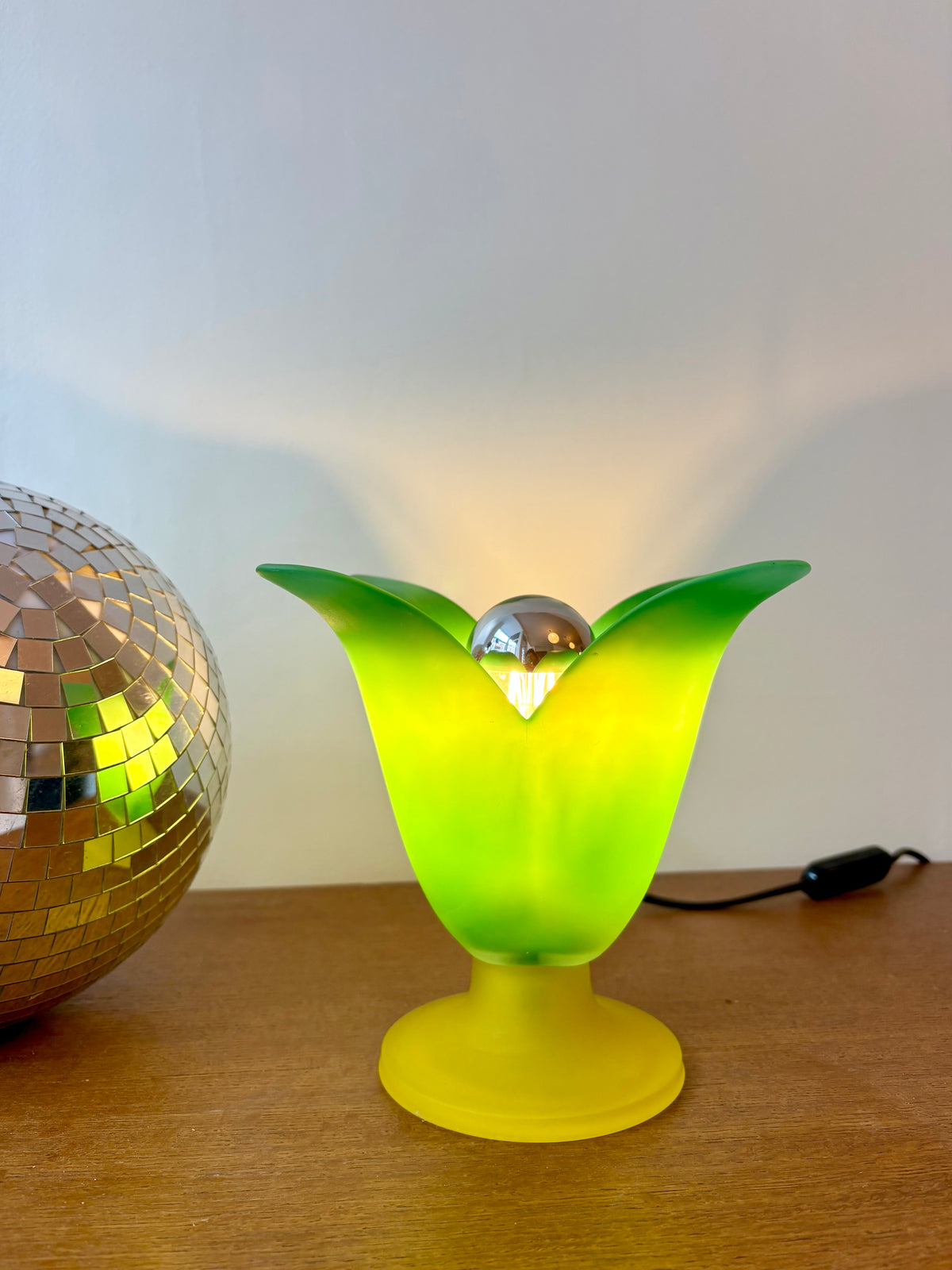 Lampe tulipe vintage Vandeheg en verre dépoli 1980