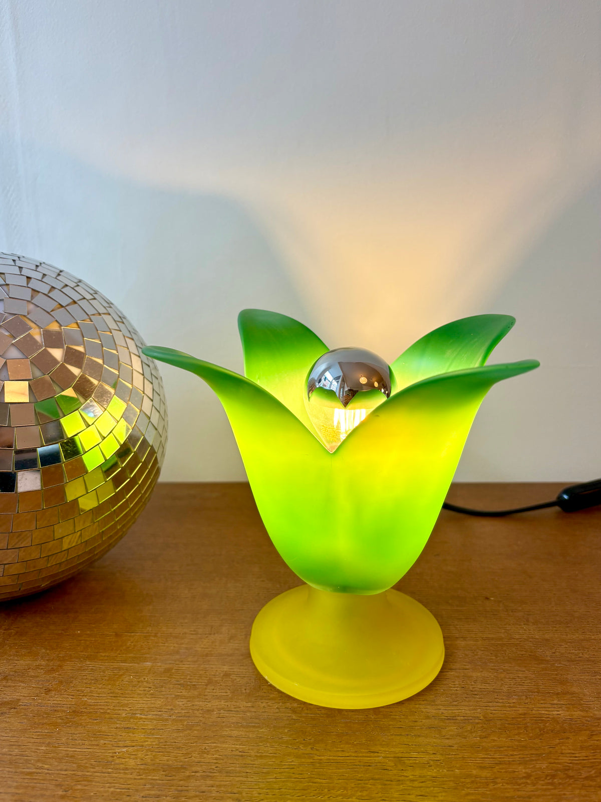 Lampe tulipe vintage Vandeheg en verre dépoli 1980