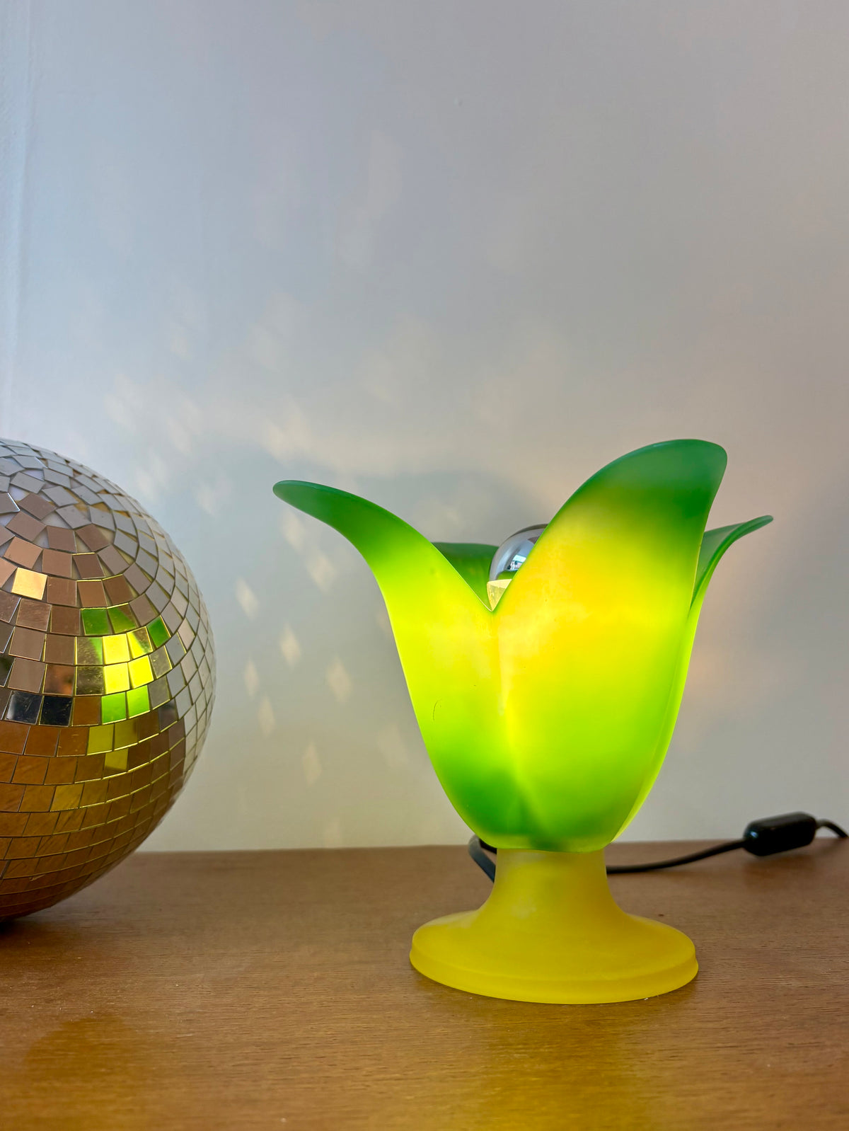 Lampe tulipe vintage Vandeheg en verre dépoli 1980