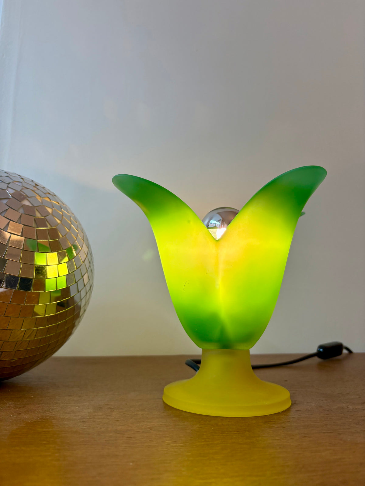 Lampe tulipe vintage Vandeheg en verre dépoli 1980