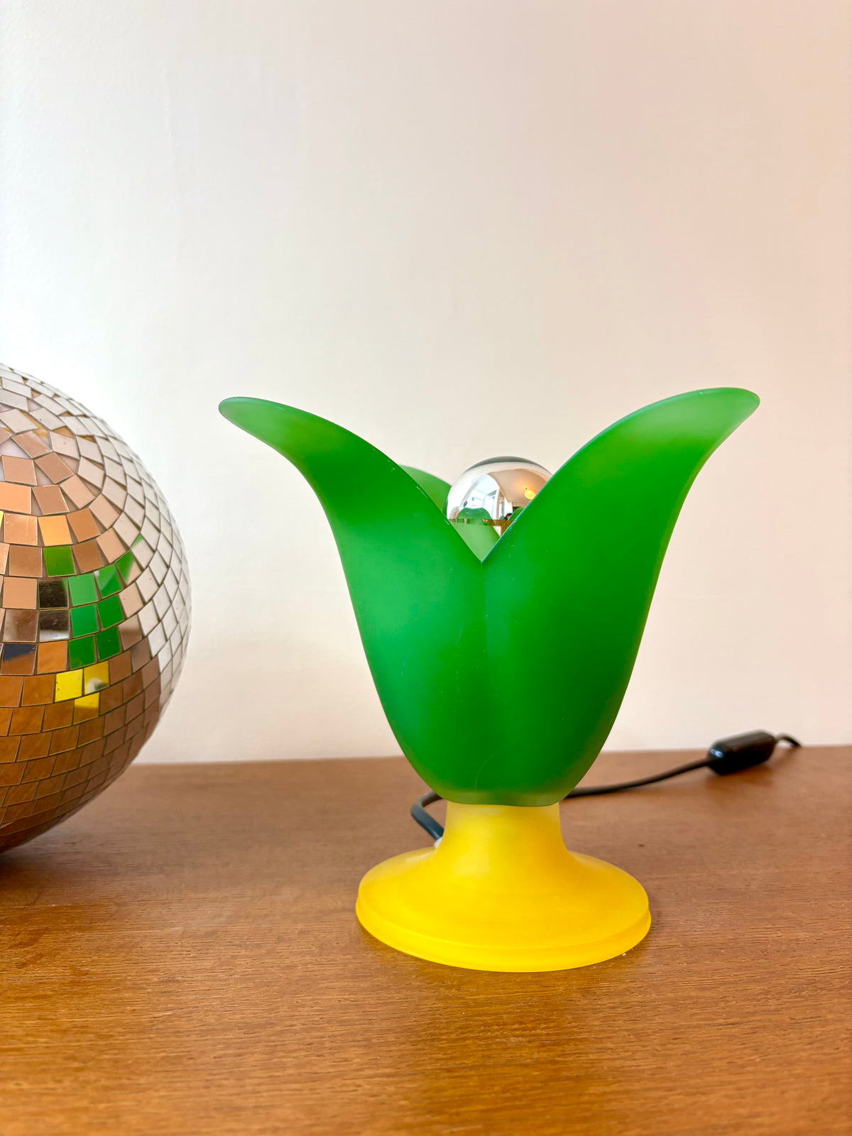 Lampe tulipe vintage Vandeheg en verre dépoli 1980