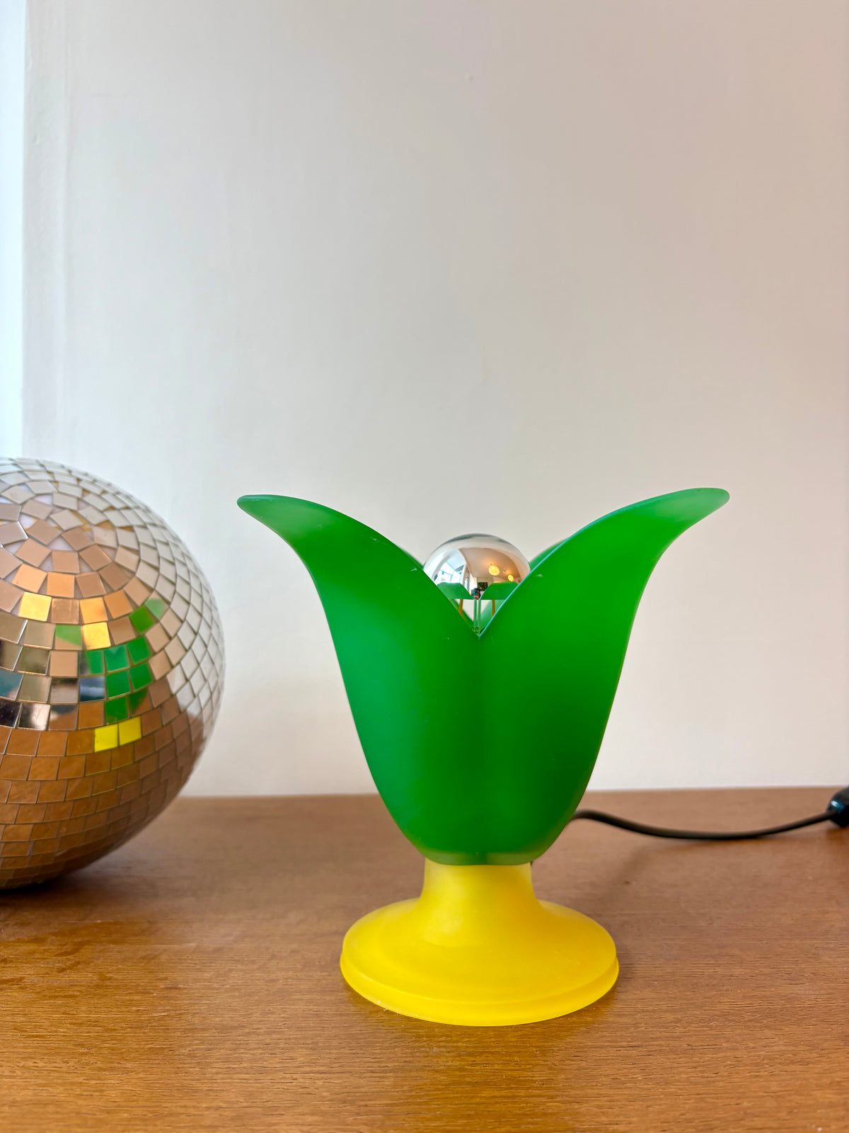 Lampe tulipe vintage Vandeheg en verre dépoli 1980