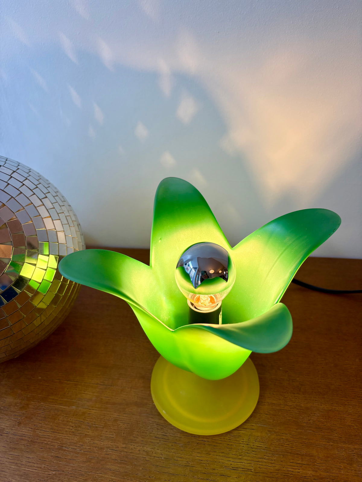 Lampe tulipe vintage Vandeheg en verre dépoli 1980